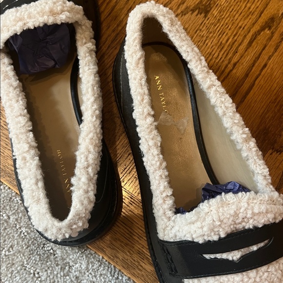 Ann Taylor Sherpa penny loafer. Pristine condition. Size 10 - Picture 5 of 10